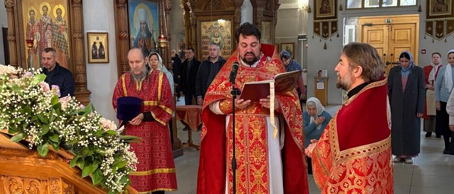 Божественная литургия в день памяти святых Новомучеников Жуковских в Преображенском храме города Жуковского