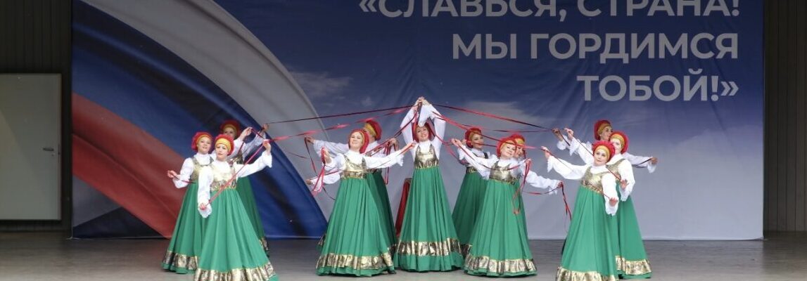 Хореографический ансамбль «Сияние» на сцене парка города Жуковского