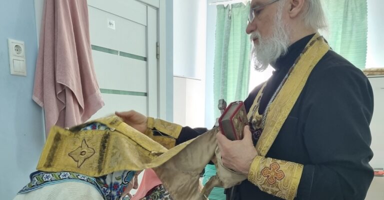 Посещение священником пансионата для пожилых людей в д. Клишева